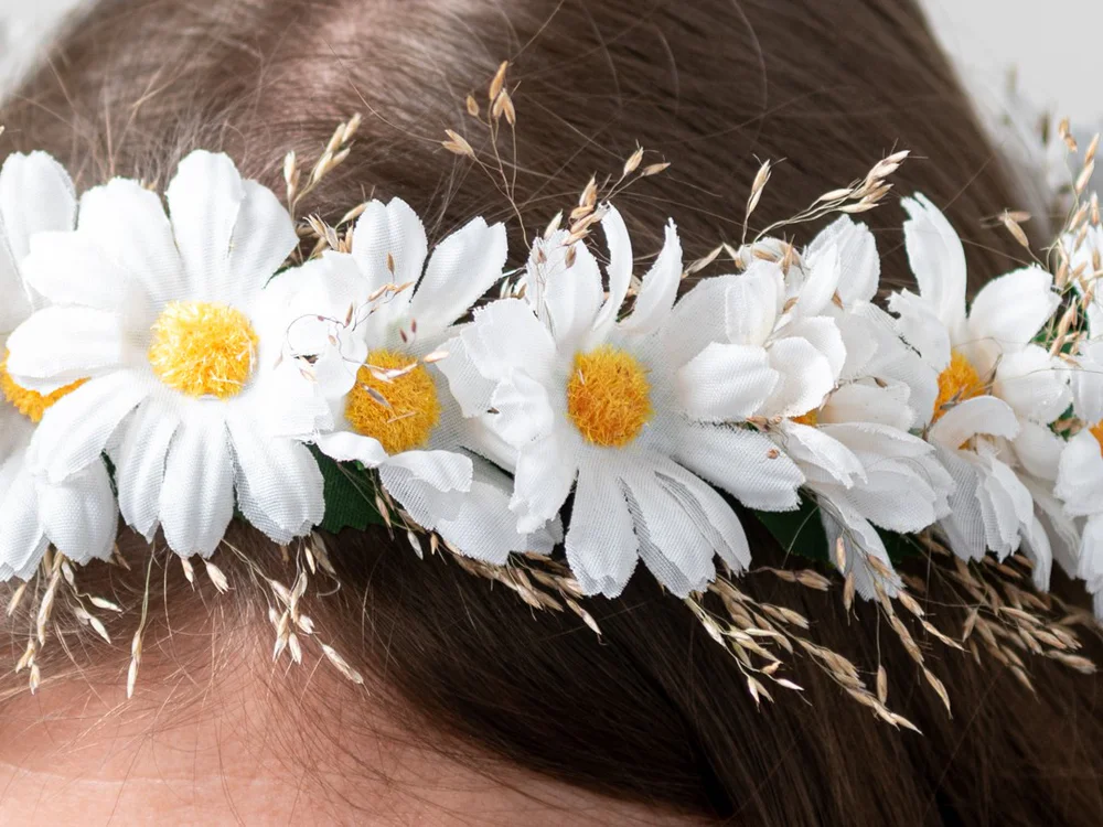 Mākslīgs vainags ar baltiem ziediem un dabīgām smilgām