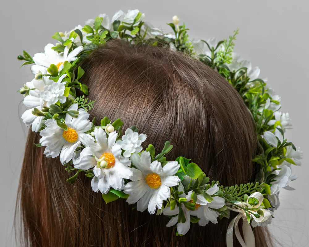 Mākslīgs vainags ar baltiem ziediem un zaļumiņiem