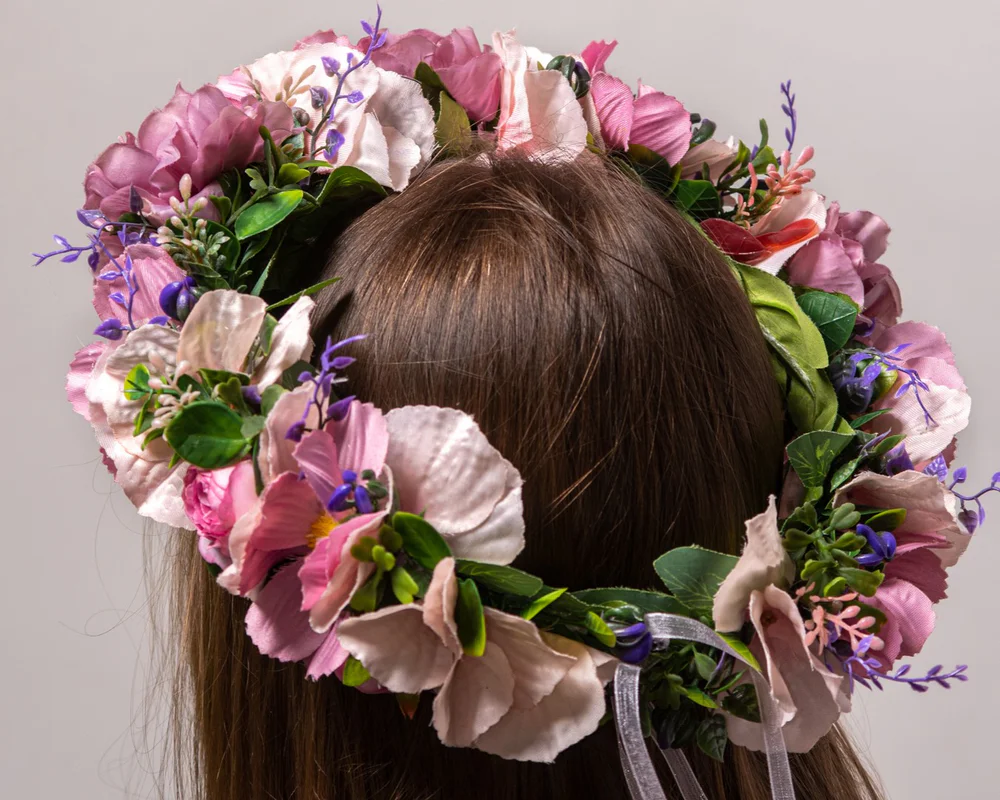 Mākslīgs vainags ar rozā ziediem, un akcentam violetiem zariņiem