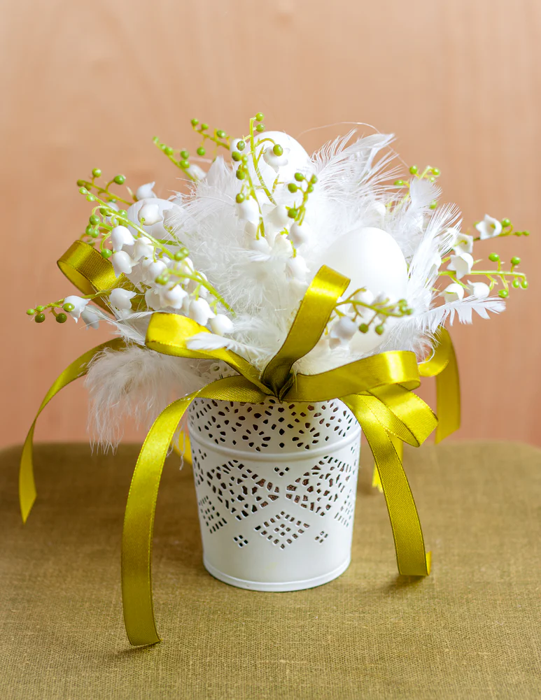 Gaišs floristikas kārtojums podiņā priekš Lieldienām