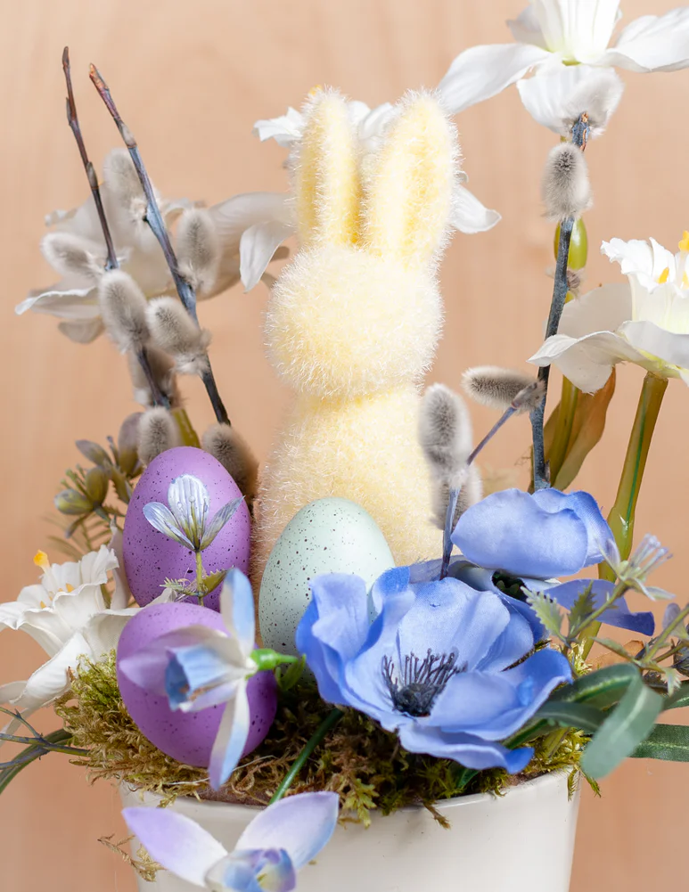 Raibs floristikas kārtojums ar zaķi podiņā priekš Lieldienām