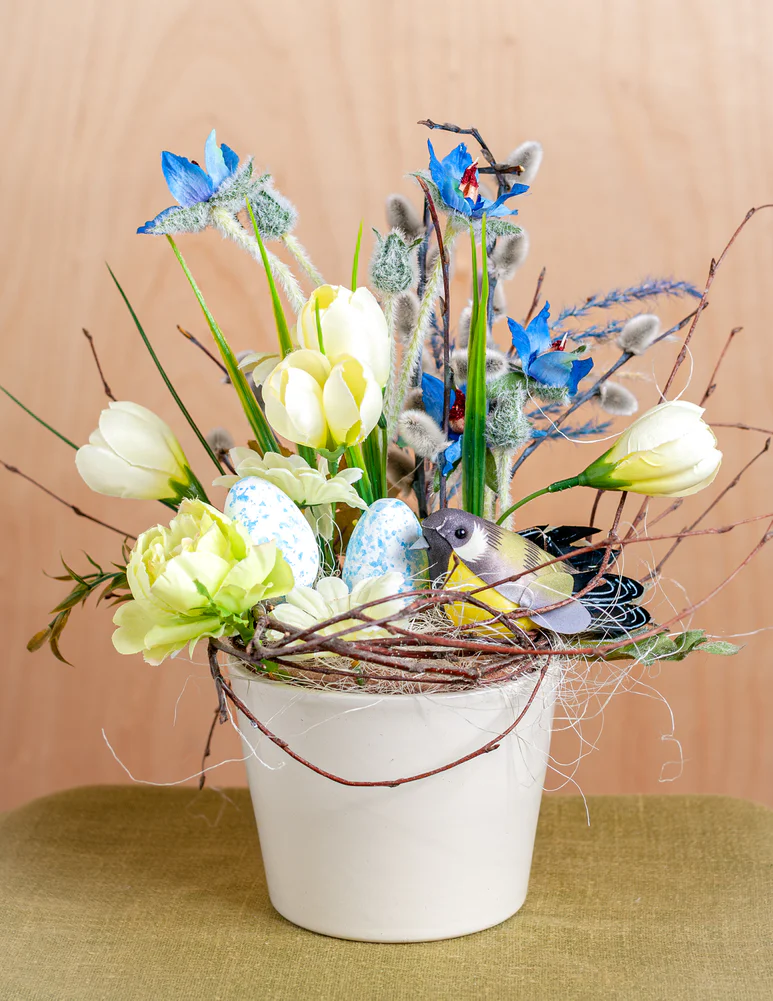 Floristikas kārtojums ar māklīgajiem ziediem un dabīgajām sūnām un zaķi podiņā priekš Lieldienām