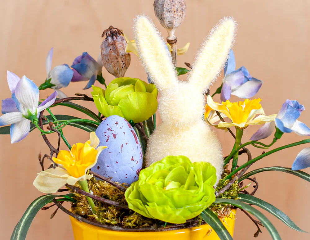 Floristikas kārtojums ar zaķi podiņā priekš Lieldienām