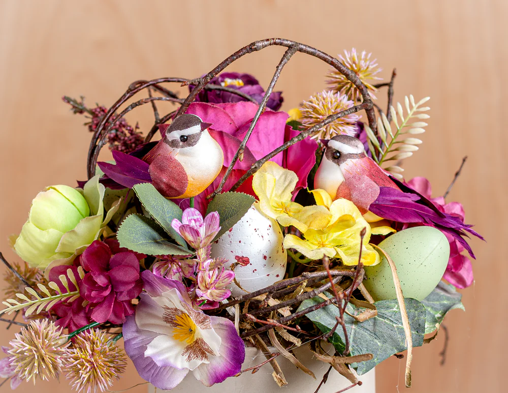 Floristikas kārtojums ar putniņiem podiņā priekš Lieldienām