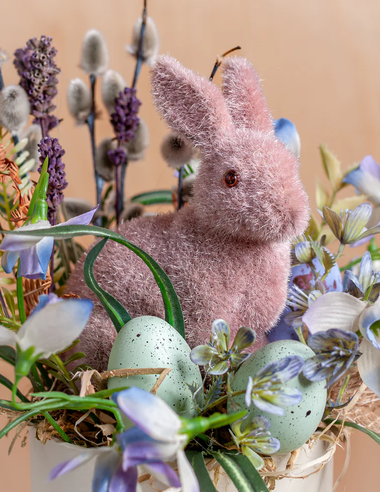 Raibs floristikas kārtojums ar zaķi podiņā priekš Lieldienām