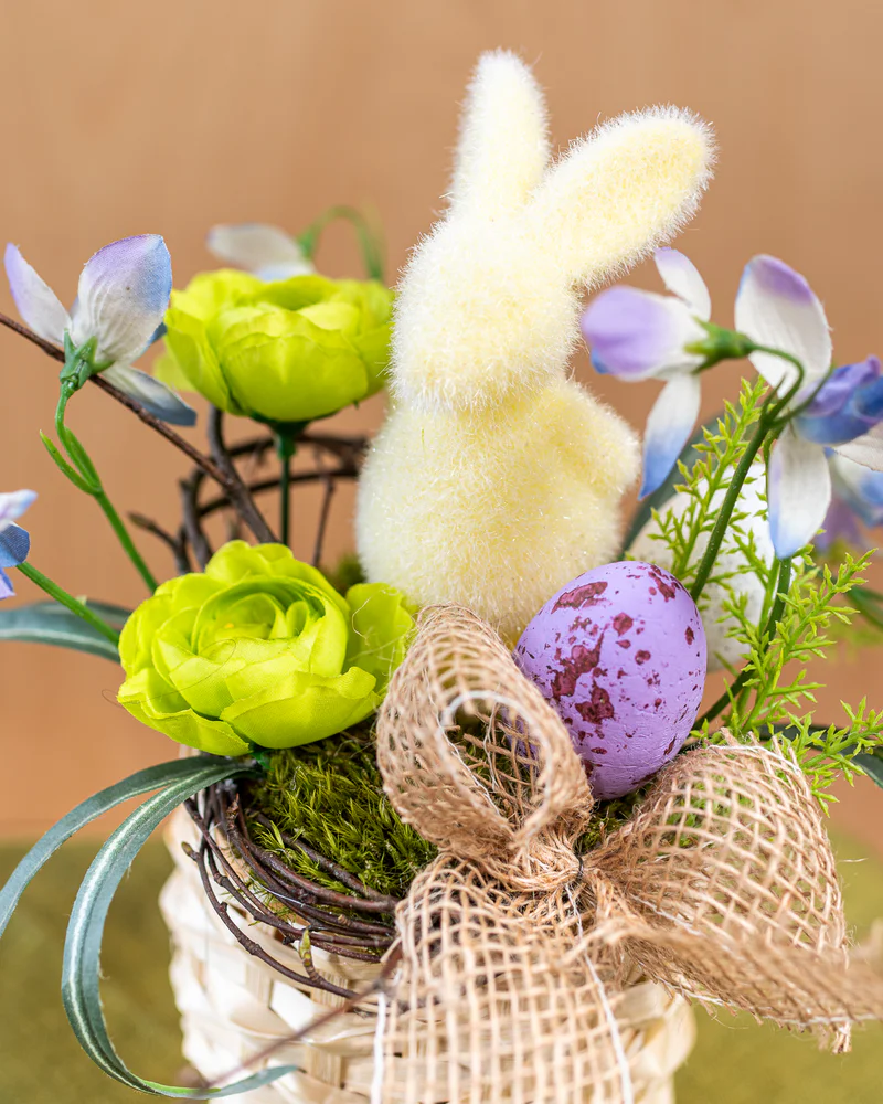 Raibs floristikas kārtojums ar zaķi podiņā priekš Lieldienām